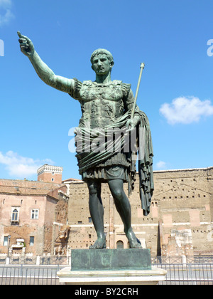 STATUE Kaiser AUGUSTUS VIA DEI FORI IMPERIALI Rom Rom Italien VIA DEI FORI IMPERIALI Rom 16. September 2010 Stockfoto