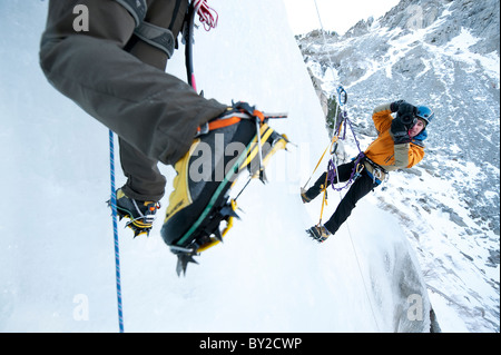 Ein Fotograf fotografiert ein Eiskletterer in Kalifornien. Stockfoto