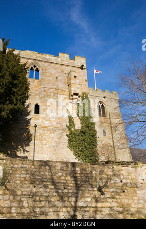 Marmion Turm und St. Nicholas Church West Biegert North Yorkshire England Stockfoto