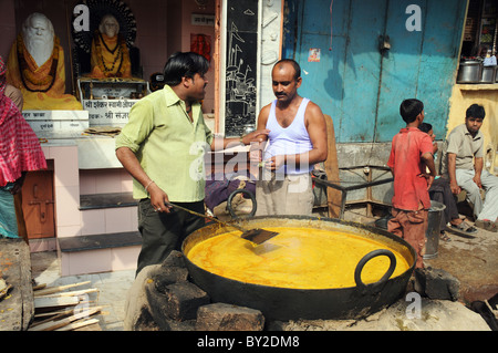 Lebensmittel zum Verkauf auf den Straßen von Indien Stockfoto