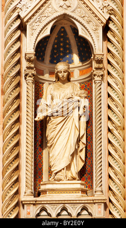 Statue der Heiligen Maria von den Blumen auf der Fassade von Florenz Duomo (Kathedrale von Santa Maria Del Fiore, Florenz Italien Stockfoto