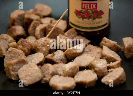 Schwedischen Bio Fleischbällchen mit Preiselbeeren Sauce in John Lewis Foodhall von Waitrose in Oxford St, London Stockfoto