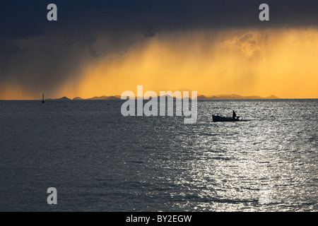 Fischer fangen Fische vor Sturm bei Sonnenuntergang auf der Halbinsel Peljesac in Kroatien. Stockfoto