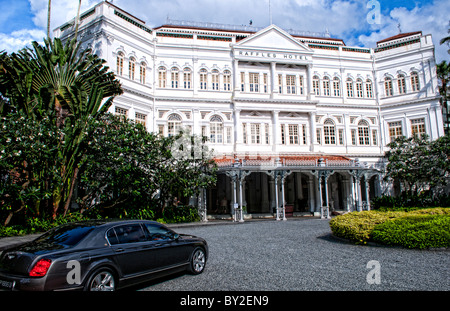 Singapur weltweit berühmten exklusiven Raffles Hotel 1887 Resort mit Bentley-Auto in der Einfahrt Stockfoto