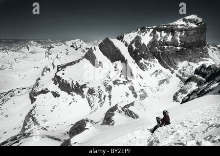 Ein Mann mit einer unglaublichen Aussicht während einer Wanderung zum Monte Perdido im Naturpark Ordesa, Huesca, Spanien Stockfoto