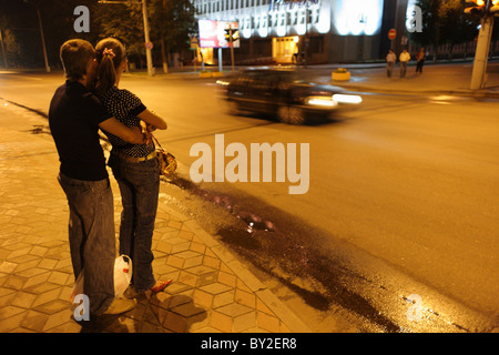 Eine Straßenszene in der Nacht, Brest, Weißrussland Stockfoto