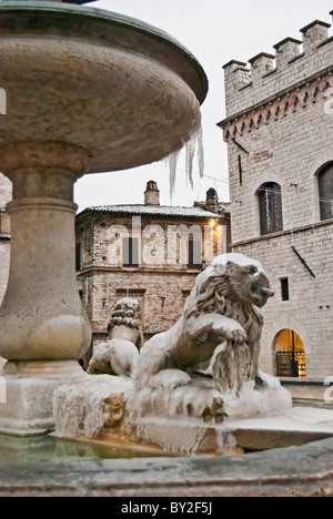 Löwe am Brunnen in Comune Platz in Assisi, Italien Stockfoto