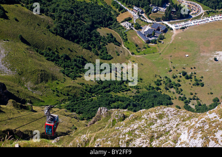 Seilbahn und Berge in Fuente De im Picos de Europa National Park im Norden Spaniens Stockfoto