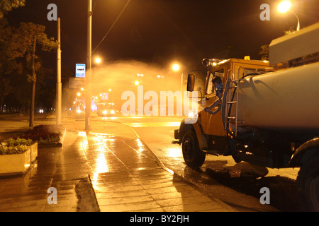 Bewässerung von öffentlichen Beeten in der Nacht, Brest, Weißrussland Stockfoto