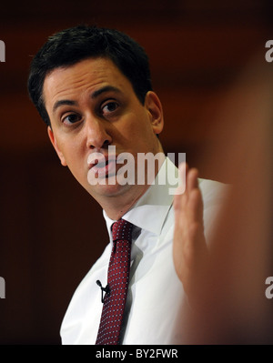 Labour Leader Ed Miliband spricht für die Öffentlichkeit während einer Sitzung Q & A in Hove Rathaus Teil der Arbeit frische Ideen Kampagne Stockfoto