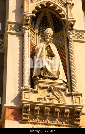 Nahaufnahme der steinmetzarbeiten an der Fassade von Florenz Duomo (Kathedrale von Santa Maria Del Fiore, Florenz Italien Stockfoto