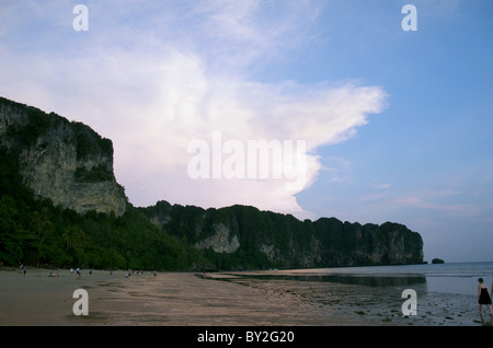 AO NANG Strand AO NANG KRABI THAILAND KRABI THAILAND AO NANG KRABI THAILAND 27. März 2010 Stockfoto