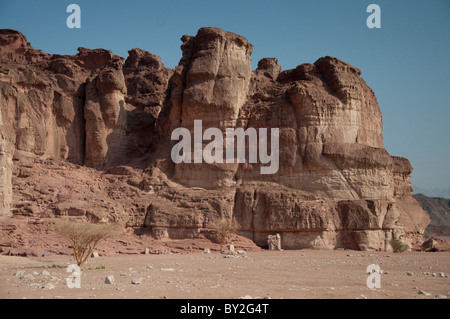 Ein Blick auf einige Felsformationen im Timna Park in der Negev-Wüste. Stockfoto