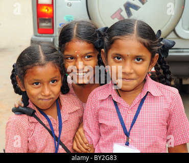 Drei indische Mädchen posieren für Ihr Bild auf den Straßen von Indien Stockfoto