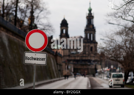 Wegen Hochwasser Gesperrtes Terrassenufer in Dresden Mit Brühlscher Terrasse Im Hintergrund. Stockfoto