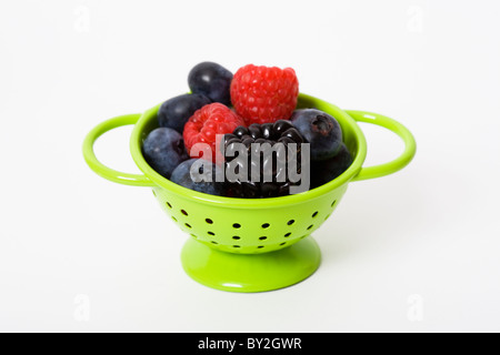 Ein kleines Sieb gefüllt mit frischen Beeren Stockfoto