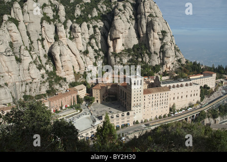 Die hohen Konglomerat Felsen überragt das Kloster Montserrat auf dem Montserrat-Gebirges in Katalonien, Spanien Stockfoto