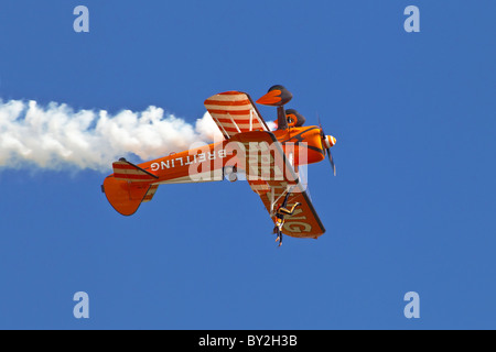 Eine Boeing PT17 Stearman des Breitling-Flügels zu Fuß Kunstflugstaffel Rollen invertiert Stockfoto