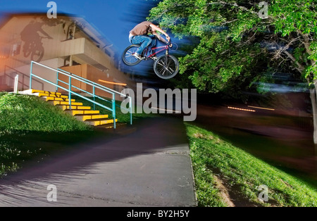 Ein Mountain-Bike-Fahrer springt eine Lücke in Albuquerque, NM. Stockfoto