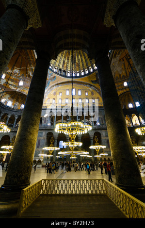 Hagia Sophia Interior Istanbul Türkei // ISTANBUL, Türkei – ursprünglich als christliche Kathedrale erbaut, im 15. Jahrhundert in eine muslimische Moschee umgewandelt und heute ein Museum (seit 1935), ist die Hagia Sophia eines der ältesten und großartigsten Gebäude Istanbuls. Tausend Jahre lang war sie die größte Kathedrale der Welt und gilt als Krönung der byzantinischen Architektur. Stockfoto