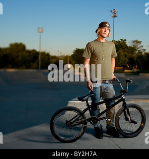 Ein BMX-Fahrer, fotografiert im Los Altos Skate Park in Albuquerque, nm Stockfoto