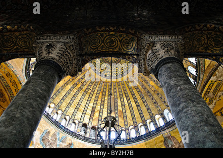 Hagia Sophia Interior Dome Istanbul Türkei // ISTANBUL, Türkei – ursprünglich als christliche Kathedrale erbaut, im 15. Jahrhundert in eine muslimische Moschee umgewandelt und heute ein Museum (seit 1935), ist die Hagia Sophia eines der ältesten und großartigsten Gebäude Istanbuls. Tausend Jahre lang war sie die größte Kathedrale der Welt und gilt als Krönung der byzantinischen Architektur. Stockfoto