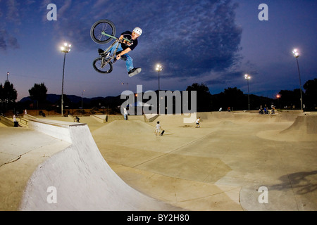 BMX-Fahrer springt ein Skatepark Stockfoto