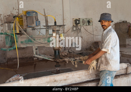 Ein Arbeiter in der Makro Fossil-Fabrik in der Nähe von Erfoud, Marokko. Stockfoto