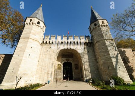 ISTANBUL, Türkei / Türkiye — das befestigte Haupttor des Topkapi-Palastes, bekannt als das Tor des Grußworts (türkisch: (Bâb-üs Selâm). Ursprünglich der kaiserliche Palast der osmanischen Sultane, dient der Palast heute als Museum. Stockfoto