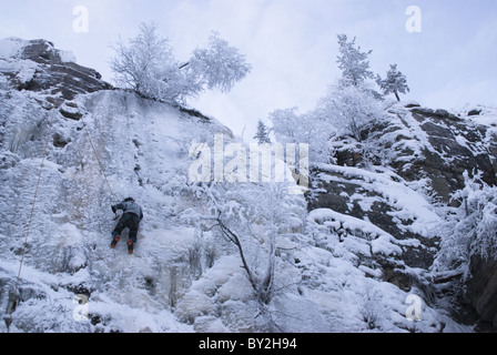 Ein Eiskletterer Klettern ein Eisfall am Pyhätunturi in Lappland, Finnland. Stockfoto