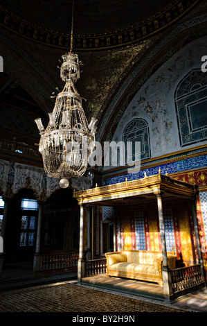 ISTANBUL, Türkei / Türkiye — die Kaiserliche Halle (Hünkâr Sofası), auch bekannt als Kaiserliches Sofa, Thronsaal innerhalb oder Saal der Ablenkungen, ist eine Kuppelhalle im Harem des Topkapi-Palastes, die vermutlich im späten 16. Jahrhundert erbaut wurde. Stockfoto