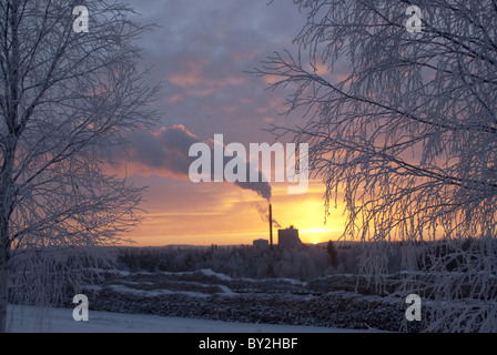 Sonne, kaum steigt über dem Horizont in der kalten, kurzen arktischen Wintertag in Rovaniemi, Finnland am 24. Dezember. Stockfoto