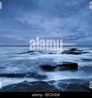 Wellen zum Absturz über felsigen Mantel, South Uist, Western Isles, Schottland Stockfoto