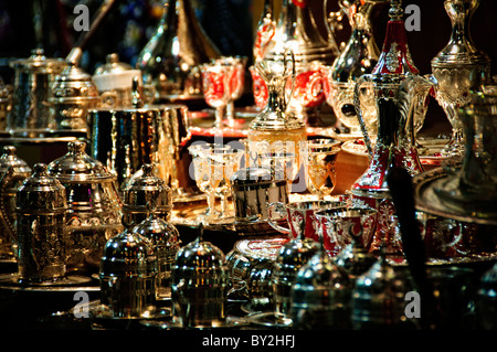 Grand Bazaar Silberwaren und Glaswaren Istanbul Türkei // ISTANBUL, Türkei — Silberwaren und Glaswaren zum Verkauf in einem Geschäft auf Istanbuls historischem Grand Bazaar. Verzierte Teesets, wie die in dieser Aufnahme, sind gängige Gegenstände, die auf dem ganzen Basar zu finden sind. Der große Basar, einer der größten und ältesten überdachten Märkte der Welt, ist ein geschäftiges Zentrum für Handel und Kultur in Istanbul. Mit einem Labyrinth von über 4.000 Geschäften bietet es eine lebendige Auswahl an Waren, von Gewürzen und Schmuck bis hin zu Textilien und Keramik. Die historische Architektur und die lebhafte Atmosphäre des Großen Basars ziehen Millionen von Besuchern an Stockfoto