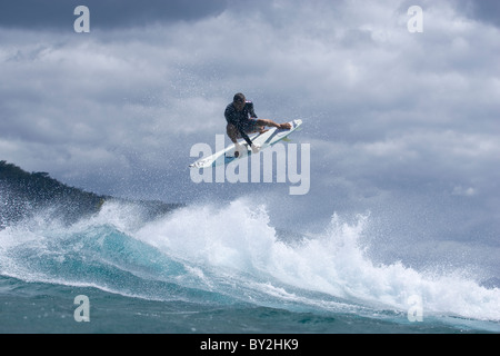 Ein junger Mann beim Surfen auf Monster Brei auf der Nordküste von Oahu, Hawaii, Stockfoto