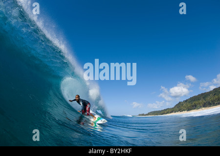 Ein Jüngling Hawaiian Surfen an Off The Wall, auf der Nordküste von Oahu, Hawaii Stockfoto