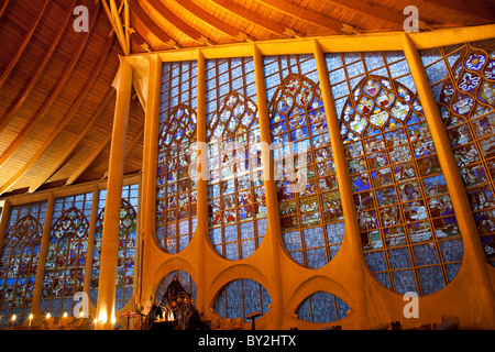 Beleuchteten Innenraum der Glasfenster in Jeanne d ' Arc Kirche in Rouen; Frankreich; Normandie Stockfoto