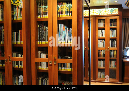 Die Bibliothek auf Cunard es neueste Schiff, Queen Elizabeth, hat 6.000 Bände. Stockfoto