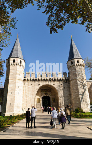 ISTANBUL, Türkei / Türkiye — das befestigte Haupttor des Topkapi-Palastes, bekannt als das Tor des Grußworts (türkisch: (Bâb-üs Selâm). Ursprünglich der kaiserliche Palast der osmanischen Sultane, dient der Palast heute als Museum. Stockfoto