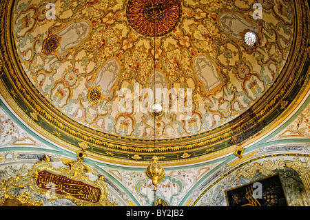 ISTANBUL, Türkei / Türkiye — verzierte Dekoration des kaiserlichen Ratsgebäudes (türkisch Dîvân-ı Hümâyûn) im Topkapi-Palast in Istanbul. In dieser Kammer trafen sich die Staatsminister, die ratsminister (Dîvân Heyeti), der Reichsrat, bestehend aus dem Großwesir (Paşa Kapısı), Wesir und anderen führenden Beamten des Osmanischen Staates. Sie wird auch Kubbealtı genannt, was „unter der Kuppel“ bedeutet, in Bezug auf die Kuppel in der Haupthalle des rates. Es befindet sich in der nordwestlichen Ecke des Hofes neben dem Tor der Felicity. Stockfoto