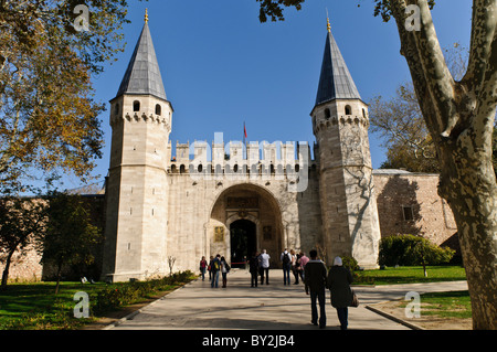 ISTANBUL, Türkei / Türkiye — das befestigte Haupttor des Topkapi-Palastes, bekannt als das Tor des Grußworts (türkisch: (Bâb-üs Selâm). Ursprünglich der kaiserliche Palast der osmanischen Sultane, dient der Palast heute als Museum. Stockfoto