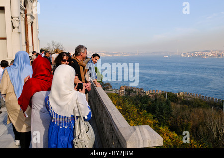 ISTANBUL, Türkei / Türkiye - Touristen bewundern den Blick vom Topkapi-Palast über den Bosporus. Stockfoto