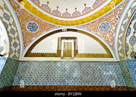 ISTANBUL, Türkei / Türkiye — verzierte Dekoration des kaiserlichen Ratsgebäudes (türkisch Dîvân-ı Hümâyûn) im Topkapi-Palast in Istanbul. In dieser Kammer trafen sich die Staatsminister, die ratsminister (Dîvân Heyeti), der Reichsrat, bestehend aus dem Großwesir (Paşa Kapısı), Wesir und anderen führenden Beamten des Osmanischen Staates. Sie wird auch Kubbealtı genannt, was „unter der Kuppel“ bedeutet, in Bezug auf die Kuppel in der Haupthalle des rates. Es befindet sich in der nordwestlichen Ecke des Hofes neben dem Tor der Felicity. Stockfoto