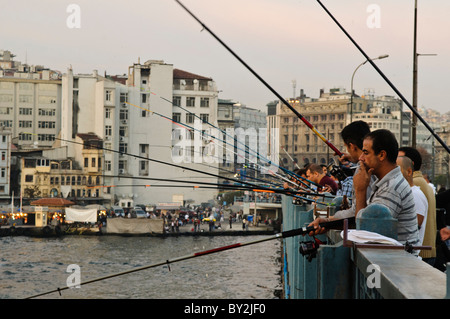 ISTANBUL, Türkei / Türkiye - Angeln vor Istanbuls historischer Galata-Brücke über das Goldene Horn. Stockfoto