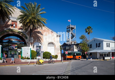 Key West Straßenszene mit Clinton Square Market und Schiffbruch Schätze Museum Stockfoto