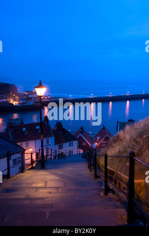 Am frühen Morgen Blick über Hafen von Whitby, genommen von der berühmten Whitby-Treppe, die zur Abtei führen. Jan 2011 Stockfoto