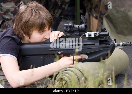 Teenager mit dem Ziel, mit den modernen militärischen Sturmgewehr. Stockfoto