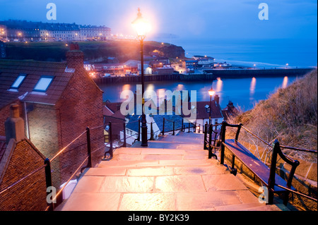 Am frühen Morgen Blick über Hafen von Whitby, genommen von der berühmten Whitby-Treppe, die zur Abtei führen. Jan 2011 Stockfoto