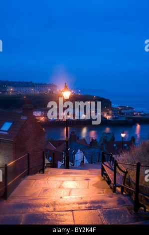 Am frühen Morgen Blick über Hafen von Whitby, genommen von der berühmten Whitby-Treppe, die zur Abtei führen. Jan 2011 Stockfoto