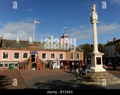 Carlisle Markt Kreuz und altes Rathaus Stockfoto